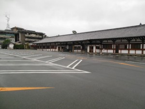 開館前の駐車場風景写真